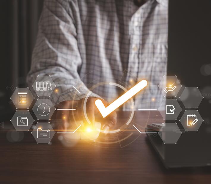 Person sitzt vor enem Laptop